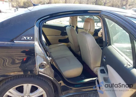 2013 Chrysler 200 Lx z USA, uszkodzony, nr VIN 1C3CCBAB0DN640321